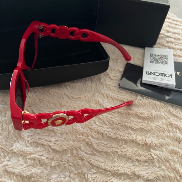 Authenticated Versace Square Women’s Sunglasses - Picture 5 of 15
